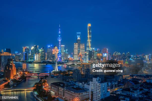 shanghai skyscrapers under the night - 建築物外觀 stock pictures, royalty-free photos & images