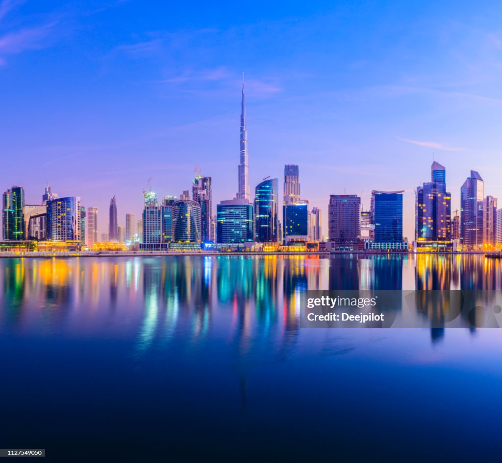 De Skyline van Downtown Dubai en bedrijventerrein bij zonsondergang, Verenigde Arabische Emiraten.