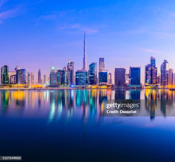 downtown dubai city skyline e parque empresarial ao pôr do sol, emirados árabes unidos. - dubai skyline - fotografias e filmes do acervo