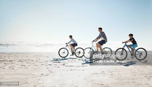 de zomers zijn voor het maken van deposito's in de familie-geheugenbank - bike beach stockfoto's en -beelden