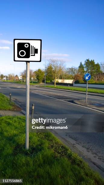 speed camera sign - flitspaal stockfoto's en -beelden