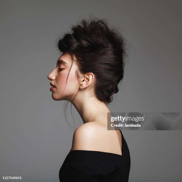 beautiful girl with retro hairstyle - coque atado no topo da cabeça imagens e fotografias de stock
