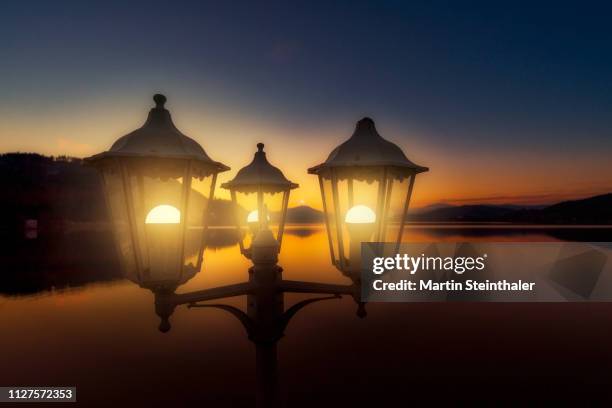 abendstimmung am see - laternen leuchten - lichtquelle imagens e fotografias de stock