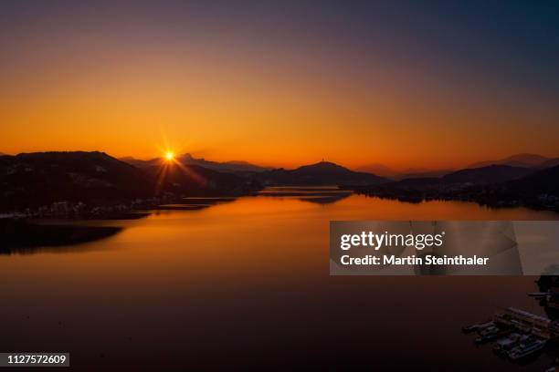 sonnenuntergang am wörthersee - stimmungsvoller himmel fotografías e imágenes de stock