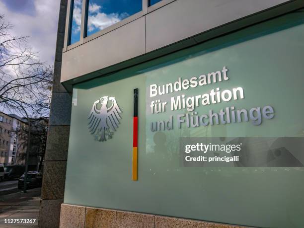 bundesamt für migration und flüchtlinge in berlin - exile stock-fotos und bilder