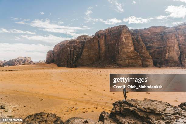 Mulher olhando o deserto de Wadi Rum da rocha