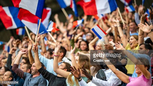 agitant des drapeaux français - match sport photos et images de collection