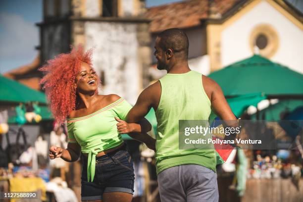 gelukkige jonge paar dansen op straat - tropische muziek stockfoto's en -beelden