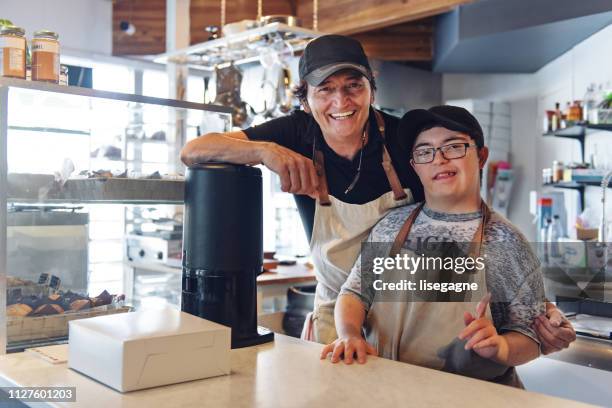 pequeña empresa familiar creada para personas discapacitadas - down's syndrome fotografías e imágenes de stock