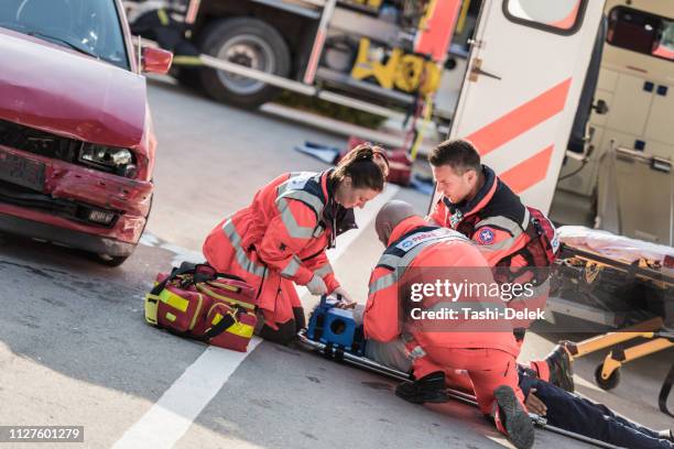 resgatar a equipe ajudando vítima de acidente de carro - lesão cerebral - fotografias e filmes do acervo