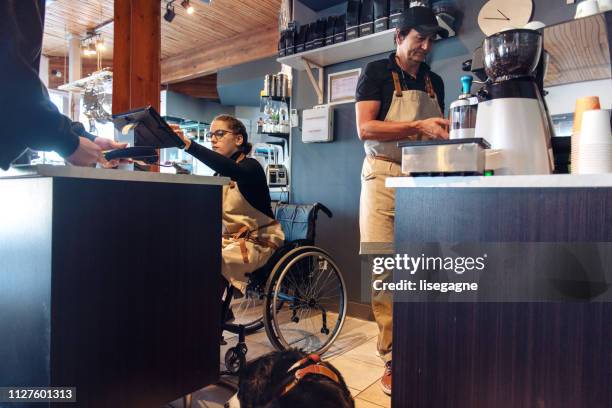 kleine bedrijven familie gemaakt voor uitschakelen mensen - gelijkwaardige behandeling stockfoto's en -beelden