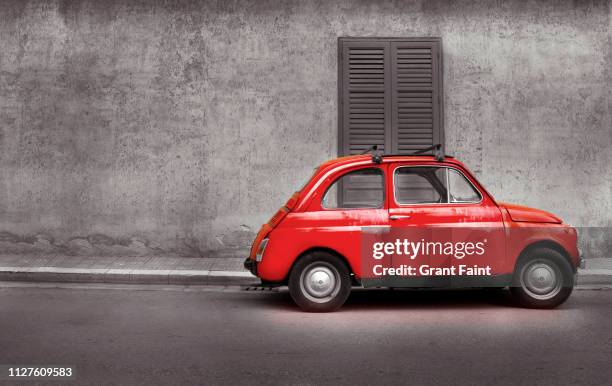 old red car on street. - auto rot stock-fotos und bilder