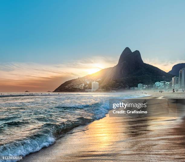 brasilien rio de janeiro ipanema strand bei sonnenuntergang - ipanema beach stock-fotos und bilder