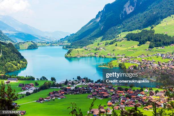 湖の谷 lungern またはオプヴァルデン、スイスの lungerersee - interlaken ストックフォトと画像