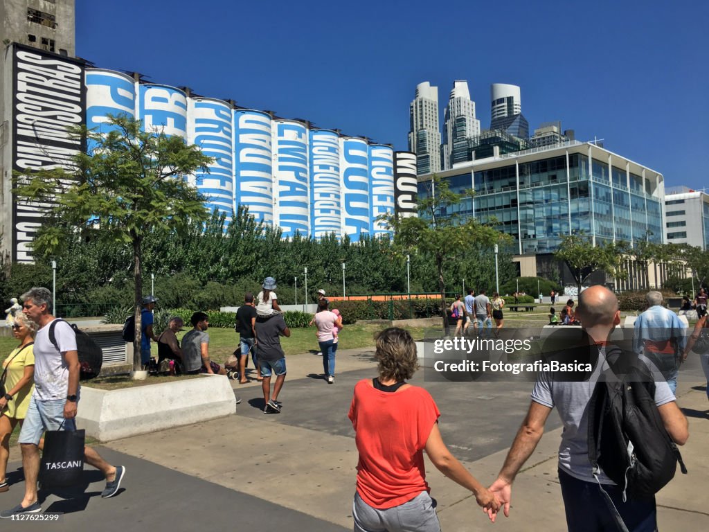 Menschen genießen am Nachmittag in Puerto Madero