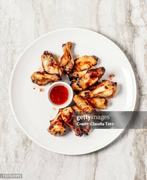 chicken wings - chicken wing stock-fotos und bilder