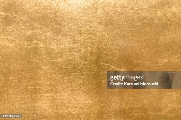 gold foil texture background - goldfarbig stock-fotos und bilder