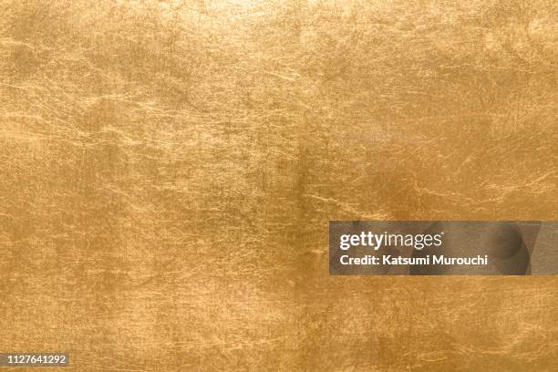 gold foil texture background - gold foil texture foto e immagini stock