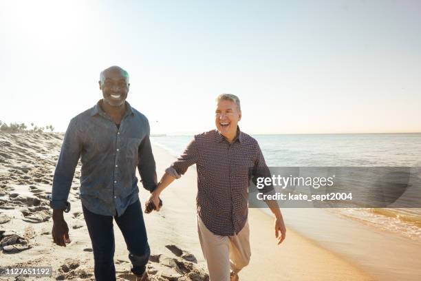 cómo jubilarse feliz - gay seniors fotografías e imágenes de stock