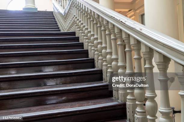 de trappen en balustrades van casa de la literatura peruana, lima - casa exterior stockfoto's en -beelden