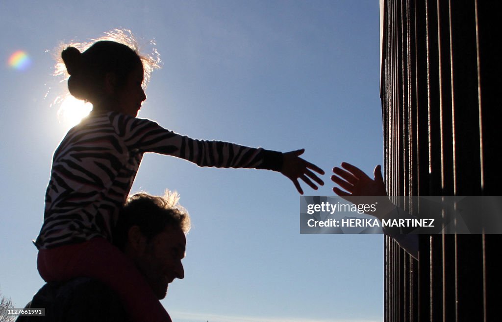 TOPSHOT-MEXICO-US-BORDER-PRAYER