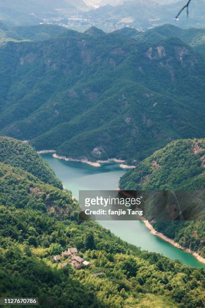 a lake in the hills and landforms of asia - 藍色 - fotografias e filmes do acervo