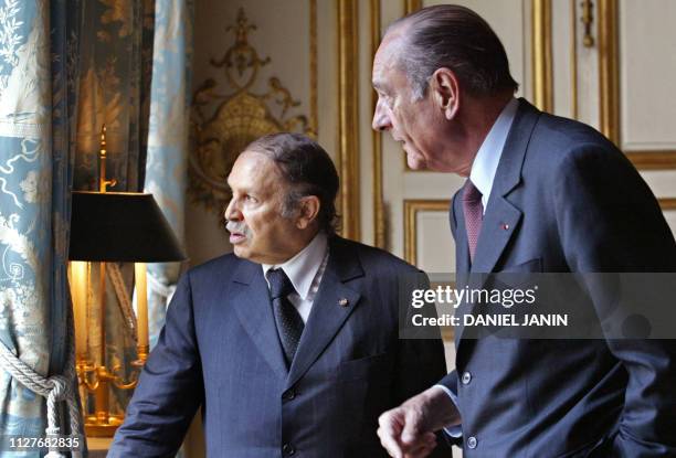 Le président Jacques Chirac et son homologue algérien Abdelaziz Bouteflika regardent par une fenêtre, le 04 juin 2003 au Palais de l'Elysée à paris,...