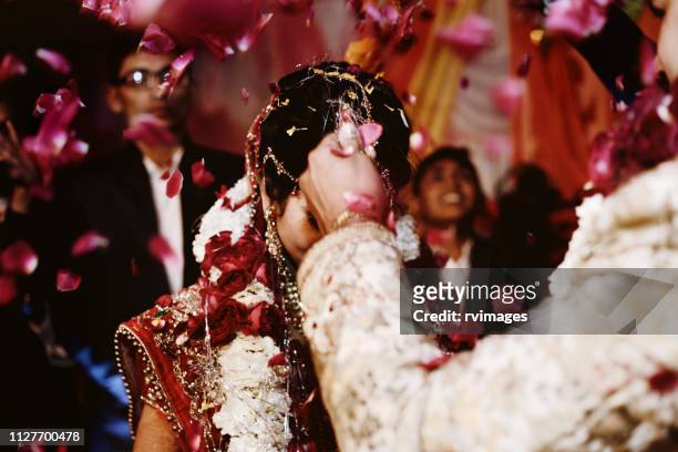 ceremonia de la boda india, guirnalda o jai mala ceremonia - india fotografías e imágenes de stock
