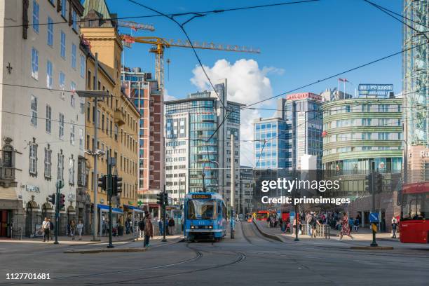 weitwinkelansicht des osloer rathauses und der straßenszene im sommer durch oslo, norwegen - oslo city hall stock-fotos und bilder