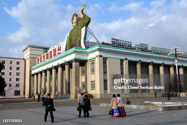 korean centraal geschiedenis museum - north korea parade stockfoto's en -beelden