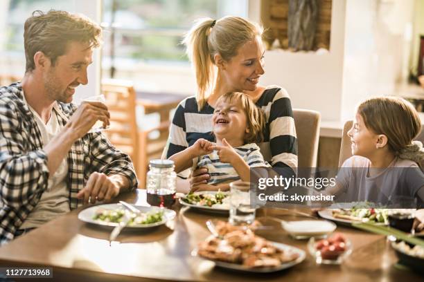 lycklig familj ha kul när du pratar under lunchtid på matbord. - middag bildbanksfoton och bilder