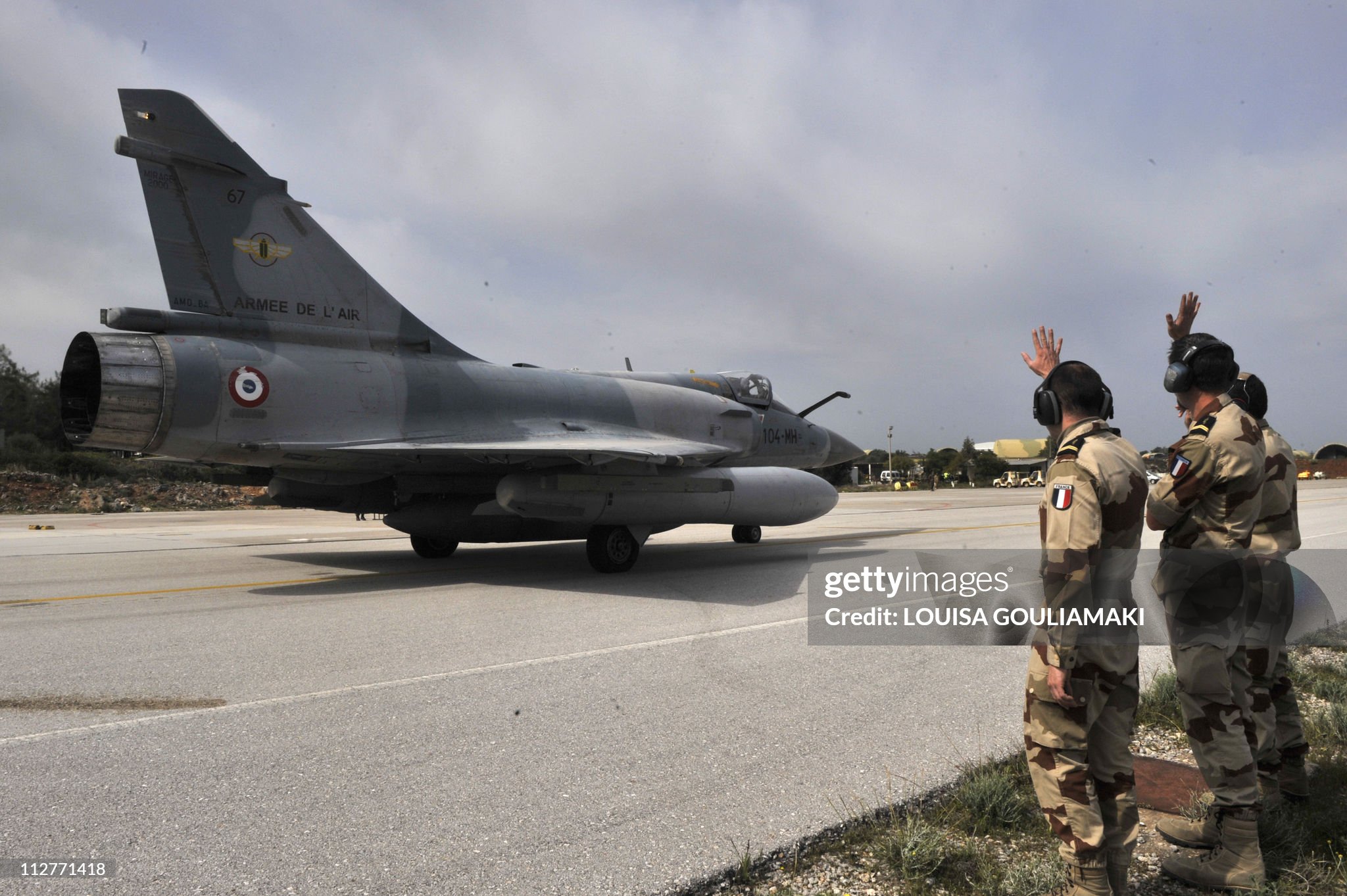 [Berna] Décals Mirage 2000-5F "Corse" - BD 72-127 / 48-153 / 32-075 Ground-staff-wave-at-a-french-mirage-2000-jet-pilot-taking-off-on-march-30-2011-from-the-souda