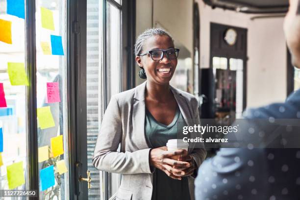 uomini d'affari che parlano casualmente durante la pausa caffè - meeting casual foto e immagini stock