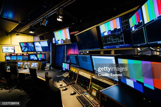 sala de tv y video control - transmisión fotografías e imágenes de stock
