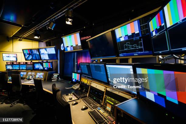 tv et salle de contrôle vidéo - chaîne de télévision photos et images de collection