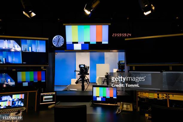 tv y equipo de video en la universidad de - arts culture and entertainment fotografías e imágenes de stock