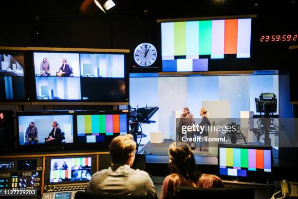 studenti che sperimentano apparecchiature per studio tv - studio televisivo foto e immagini stock