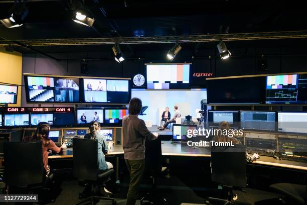 grupo de estudiantes trabajando en estudio de tv - plató televisión fotografías e imágenes de stock