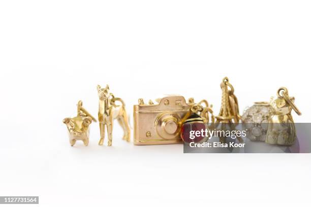 vintage gold charm lineup - charm bracelet fotografías e imágenes de stock