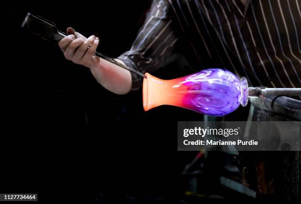 glass artist working with molten glass - moulant photos et images de collection