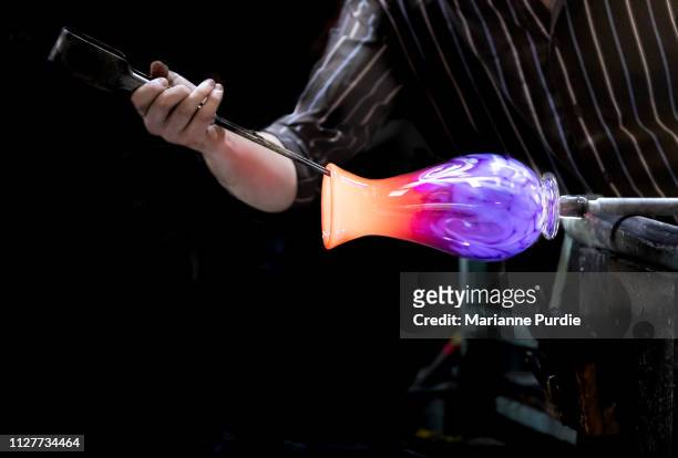 glass artist working with molten glass - glass blowing - fotografias e filmes do acervo