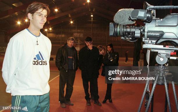 Le Français Jérôme Golmard répond aux questions des journalistes sous le regard de ses parents Liliane, Roger et son frère Yannick , le 15 février à...