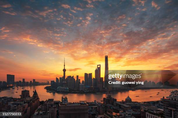 shanghai morning - 名勝古蹟 stockfoto's en -beelden