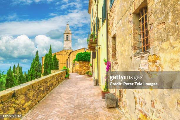 old italian town in tuscany - pienza stockfoto's en -beelden