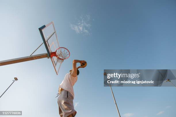 slam dunking als een professional - track and field stadium stockfoto's en -beelden