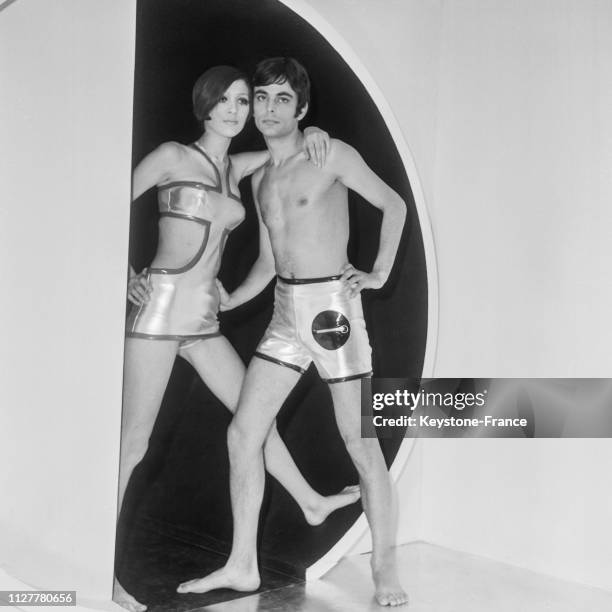 Mannequins présentant des modèles des lignes 'Collé au corps' et 'Homme carré' de Pierre Cardin de la Collection masculine : des maillots de bain...
