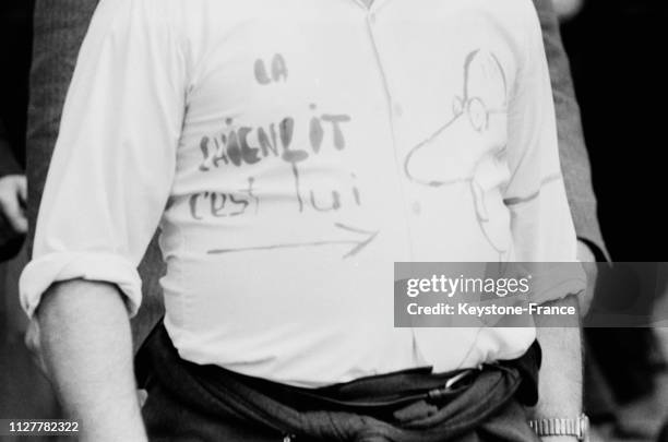 Un homme a inscrit sur sa chemise 'La chienlit c'est lui' avec le portrait du général de Gaulle dans la manifestation à l'appel de la CGT réunissant...