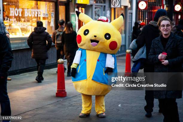 pokemon pikachu 吉祥物站在倫敦唐人街迎接顧客 - pikachu 個照片及圖片檔