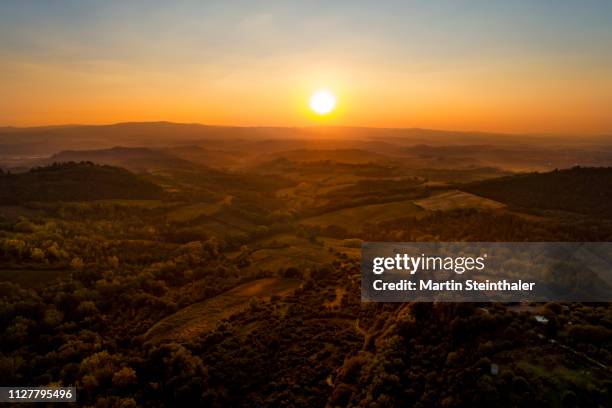 toskana landschaft mit sonnenuntergang - anhöhe stock pictures, royalty-free photos & images