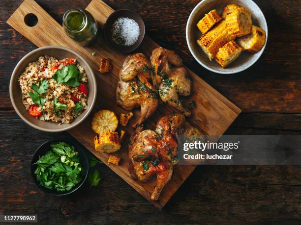 gegrilde hele butterflied kippen - roast chicken stockfoto's en -beelden